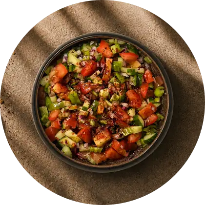 Bauernsalat — Tomate, Gurke, Spitzpaprika, rote Zwiebel. Im Haus geschnitten.