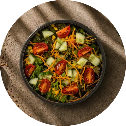 Gemischter Salat — Lollo Bionda, Kirschtomate, Gurke, Karotte, Mais.