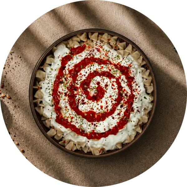 The Original — kleine Teigtaschen mit Joghurt und Tomatensauce, von oben