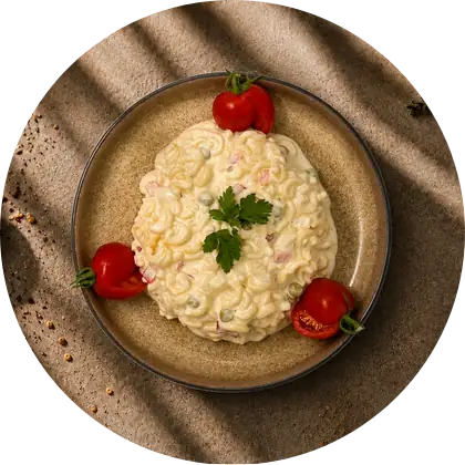 Nudelsalat — Nudeln in cremiger Sauce. Mehr ist es nicht.